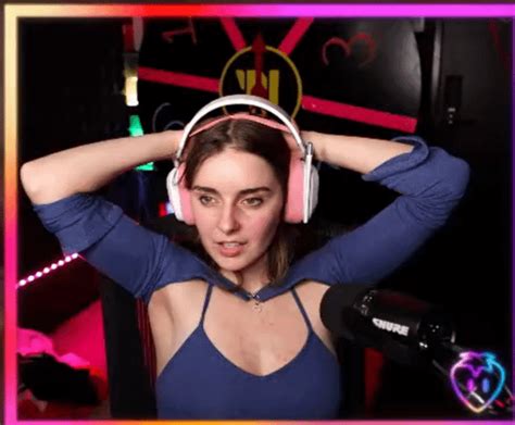 definitely flashed her bra on purpose : r/Loserfruit